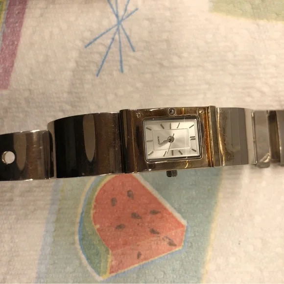 Metropolitan Museum quarts watch stainless steel. needs a new battery
